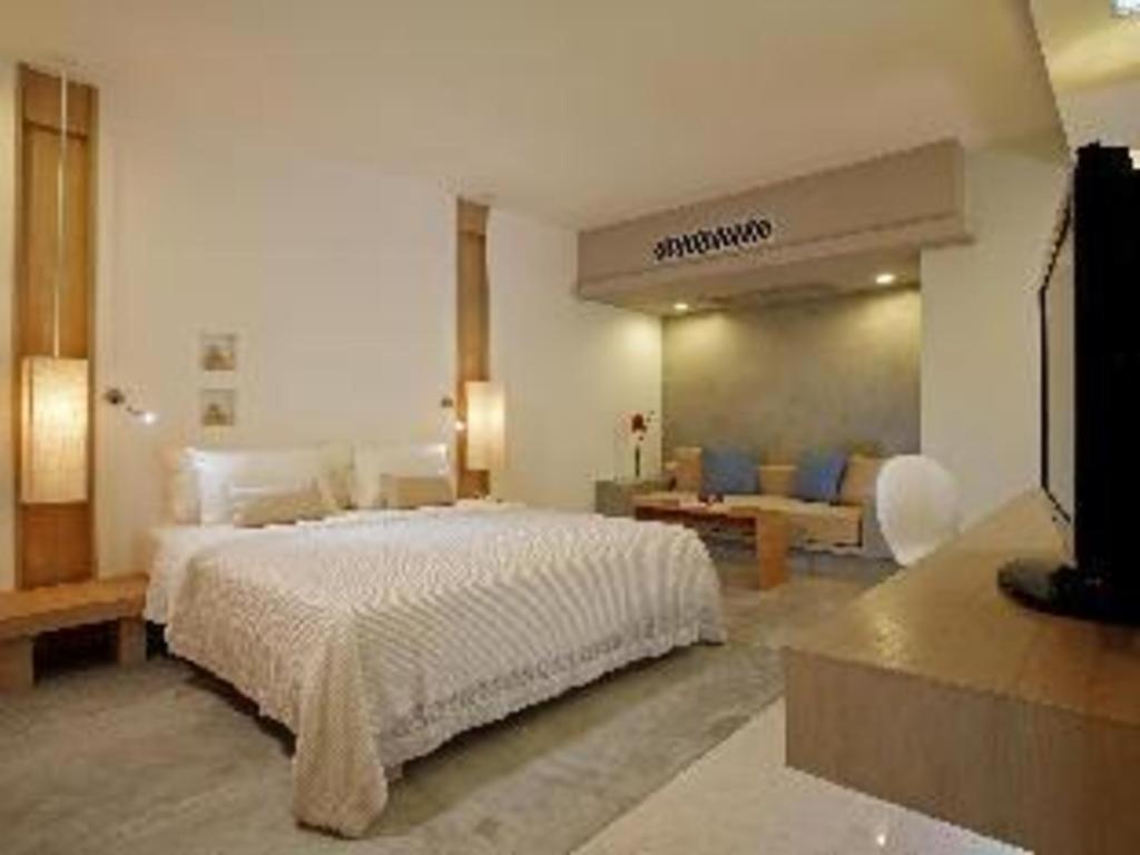 Ramada By Wyndham Phuket Southsea Hotel Karon Buitenkant foto