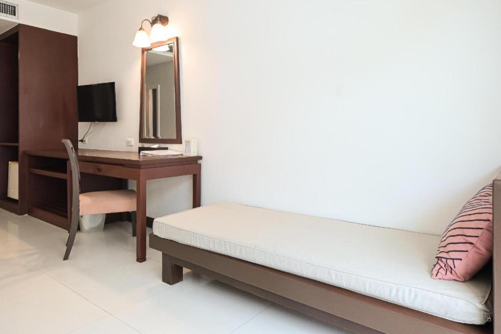 Ramada By Wyndham Phuket Southsea Hotel Karon Buitenkant foto