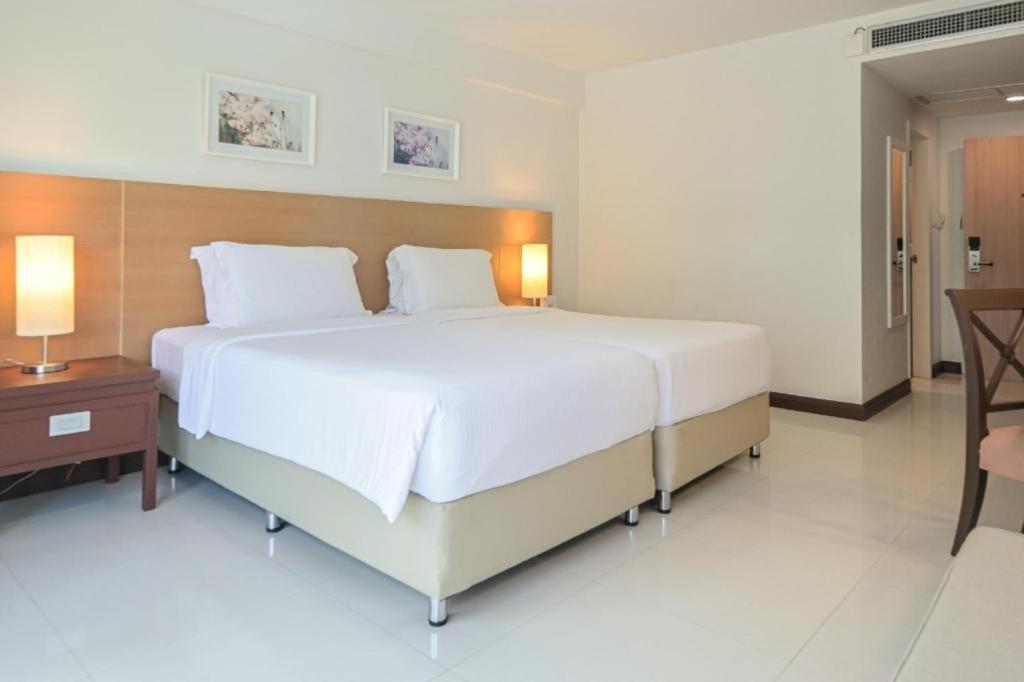 Ramada By Wyndham Phuket Southsea Hotel Karon Buitenkant foto