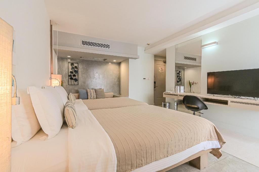 Ramada By Wyndham Phuket Southsea Hotel Karon Buitenkant foto