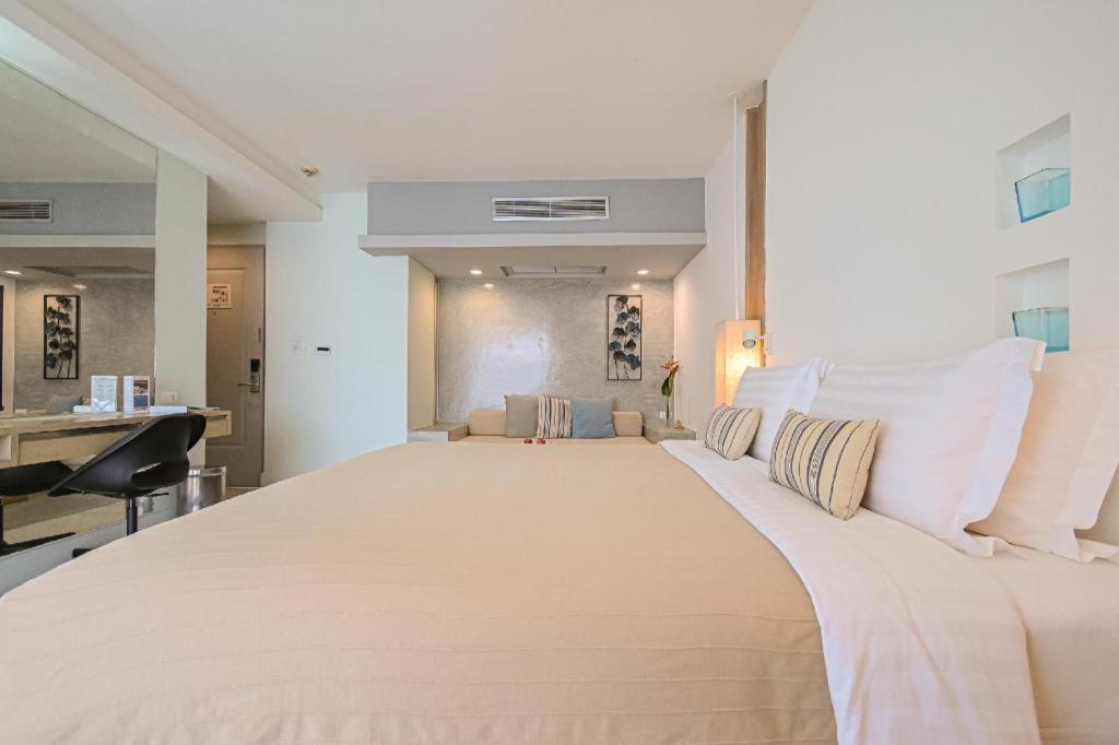 Ramada By Wyndham Phuket Southsea Hotel Karon Buitenkant foto