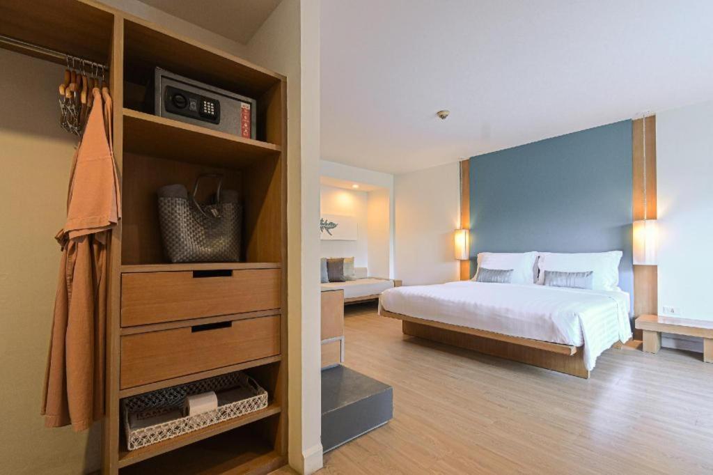 Ramada By Wyndham Phuket Southsea Hotel Karon Buitenkant foto