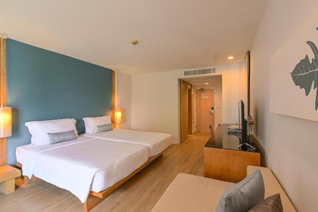 Ramada By Wyndham Phuket Southsea Hotel Karon Buitenkant foto
